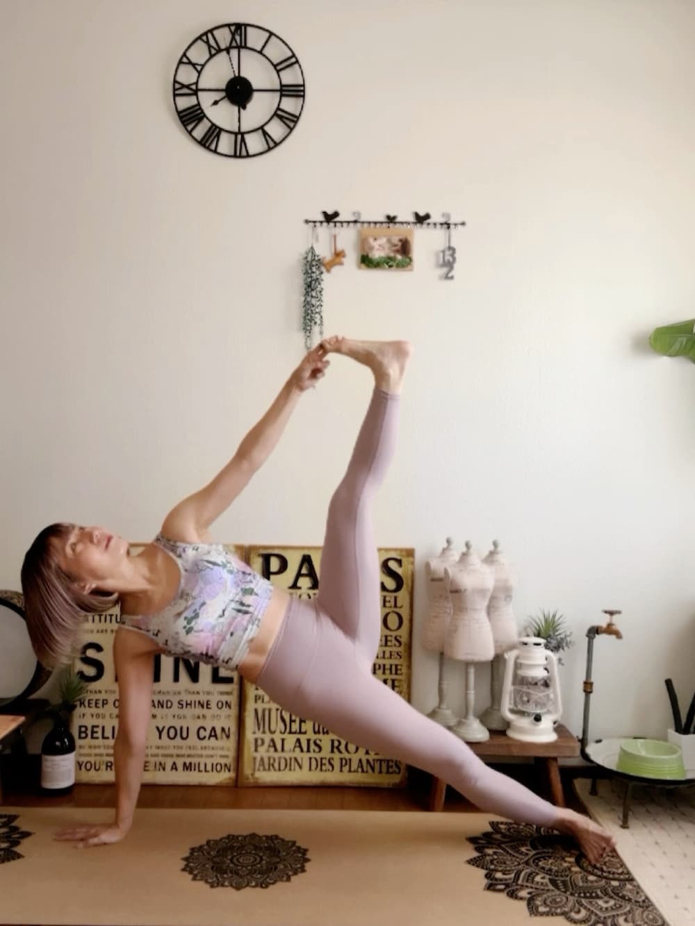 パープル系のキャミソール、パープル系のレギンス/スパッツ、ピンク系のウィッグを着用したレディースの夏コーディネートの2枚目の写真