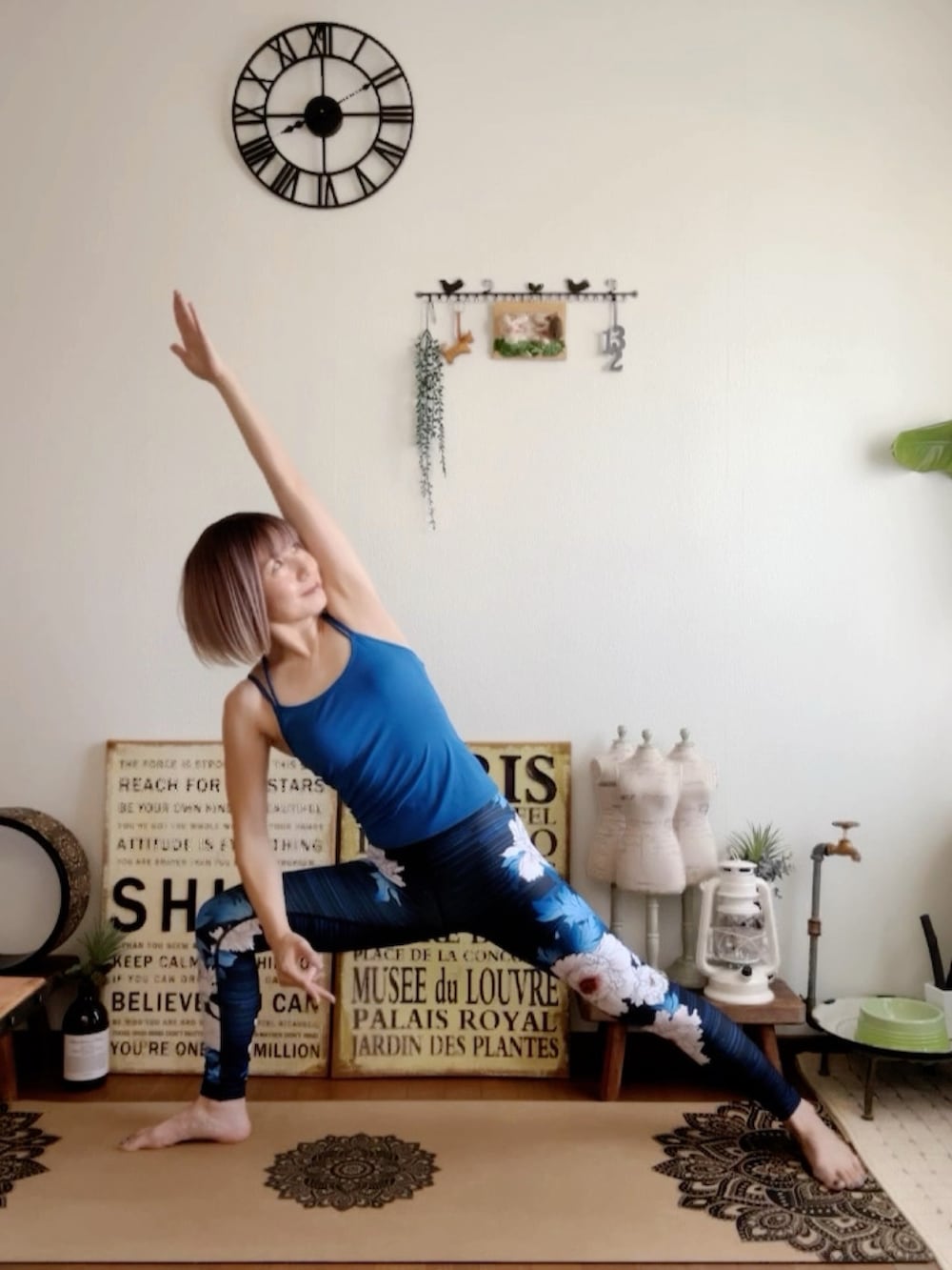 ブルー系のキャミソール、ピンク系のウィッグ、ブルー系のレギンス/スパッツを着用したレディースの秋コーディネートの2枚目の写真