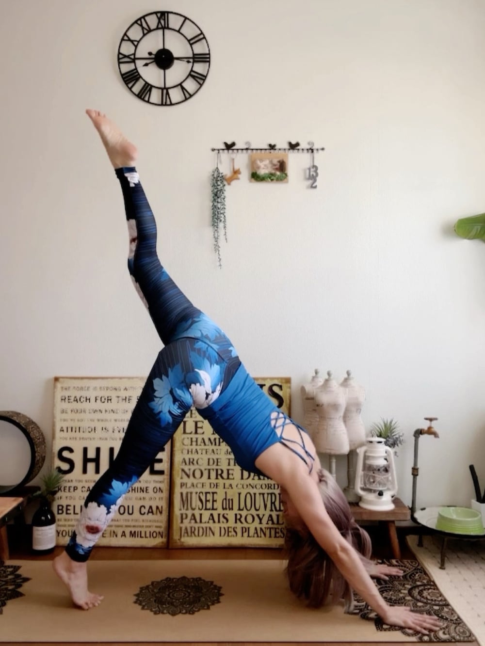 ブルー系のキャミソール、ピンク系のウィッグ、ブルー系のレギンス/スパッツを着用したレディースの秋コーディネートの5枚目の写真