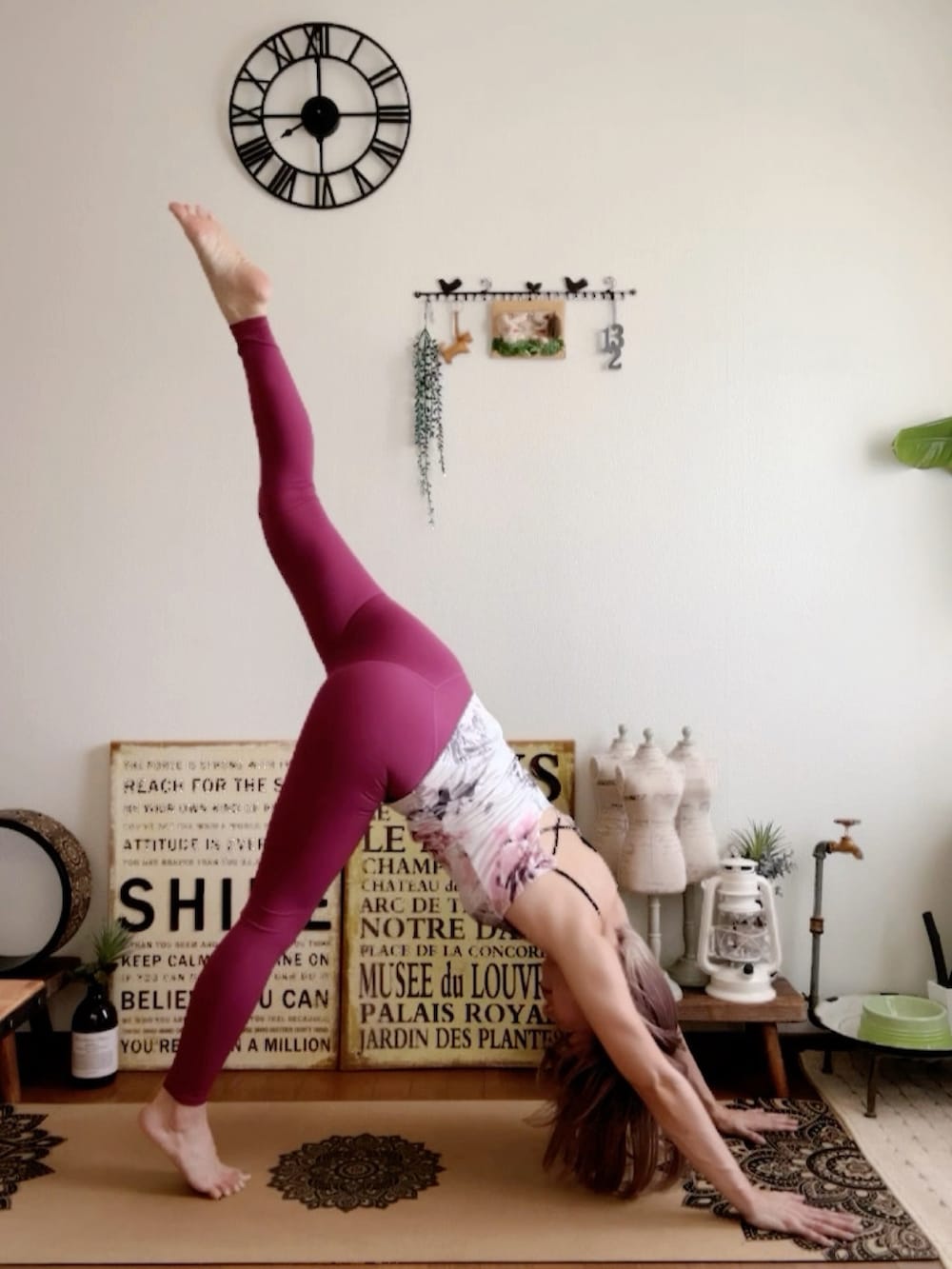 ピンク系のキャミソール、ピンク系のウィッグ、ピンク系のレギンス/スパッツを着用したレディースの夏コーディネートの4枚目の写真