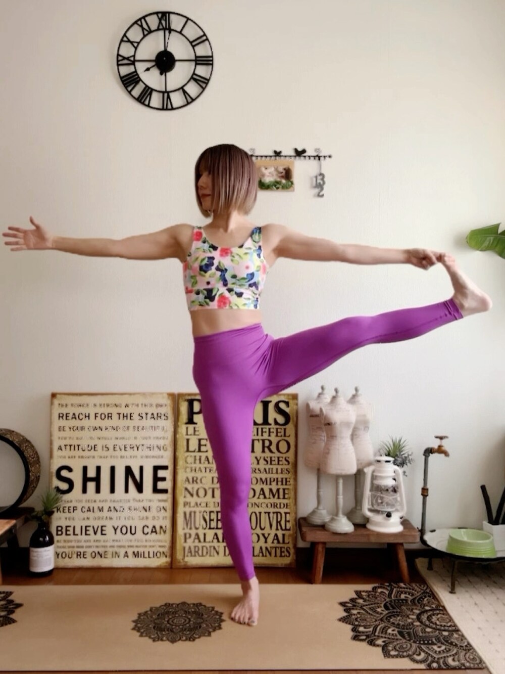 ピンク系のキャミソール、ピンク系のウィッグ、パープル系のレギンス/スパッツを着用したレディースの夏コーディネートの2枚目の写真