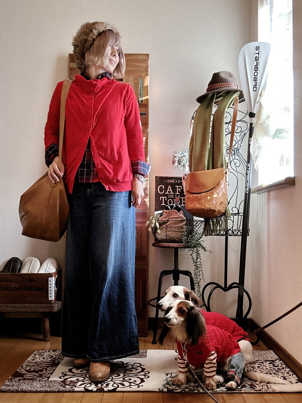 レッド系のカーディガン/ボレロ、レッド系のシャツ/ブラウス、イエロー系のショルダーバッグを着用したレディースの秋コーディネートの3枚目の写真