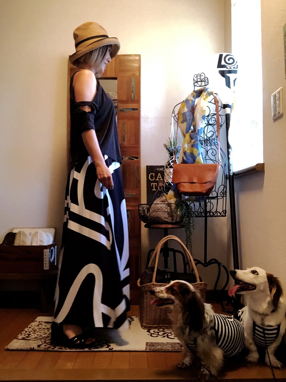 ブラック系のTシャツ/カットソー、ブラック系のスカート、ゴールド系のサンダルを着用したレディースの夏コーディネートの3枚目の写真