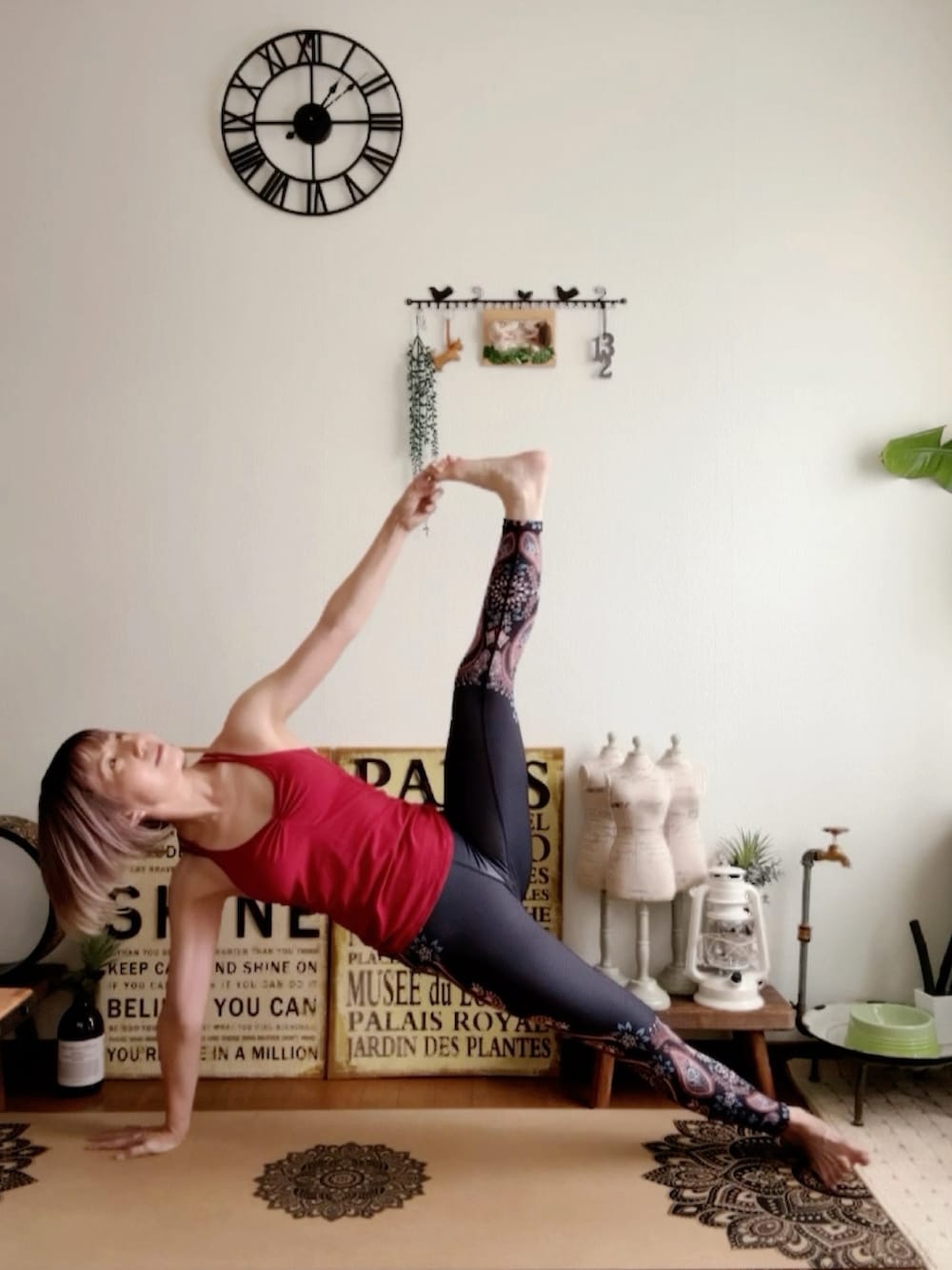 レッド系のキャミソール、ピンク系のウィッグ、ブラック系のレギンス/スパッツを着用したレディースの夏コーディネートの3枚目の写真