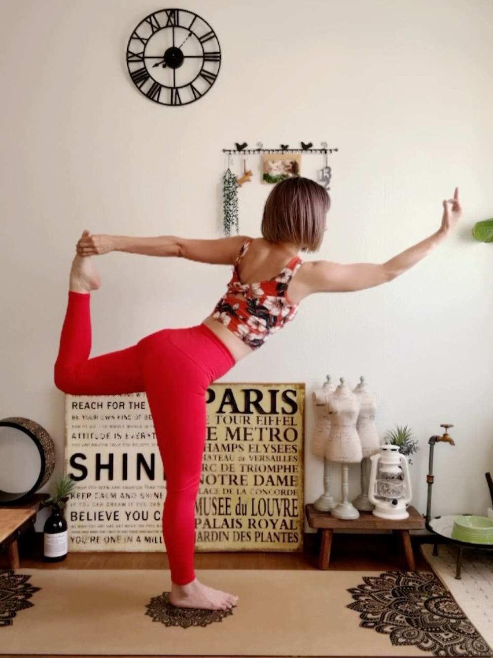 オレンジ系のキャミソール、レッド系のレギンス/スパッツ、ピンク系のウィッグを着用したレディースの夏コーディネートの5枚目の写真