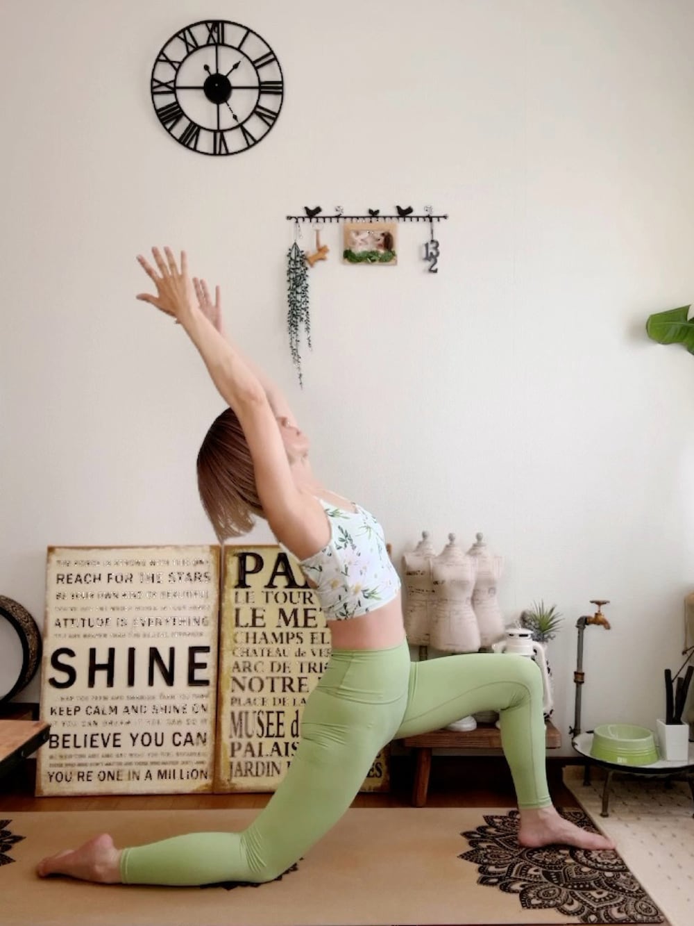 ピンク系のウィッグ、グリーン系のレギンス/スパッツを着用したレディースの夏コーディネートの4枚目の写真