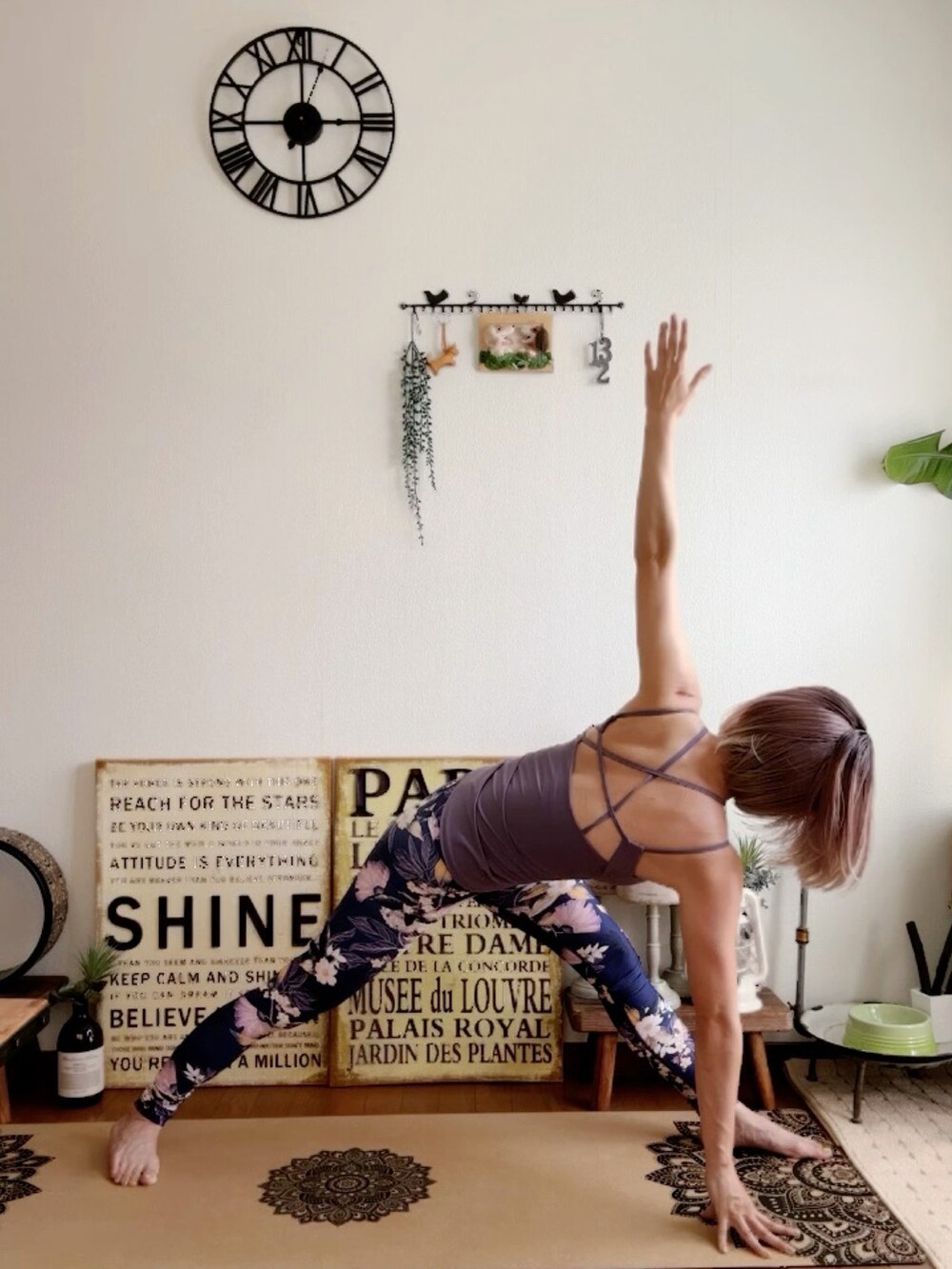 パープル系のキャミソール、ピンク系のウィッグ、パープル系のレギンス/スパッツを着用したレディースの夏コーディネートの5枚目の写真