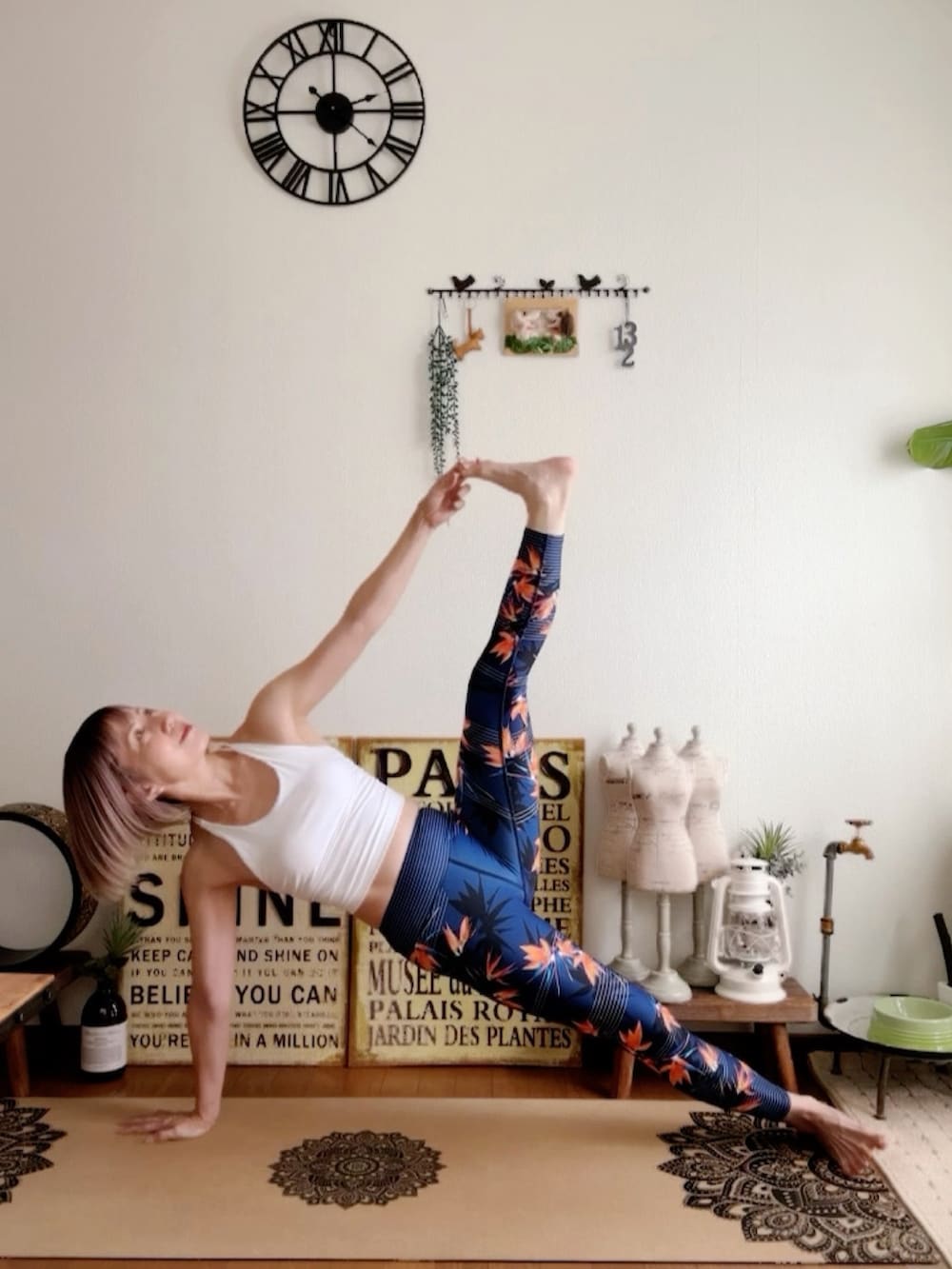 ホワイト系のキャミソール、ピンク系のウィッグ、ブルー系のレギンス/スパッツを着用したレディースの夏コーディネートの4枚目の写真