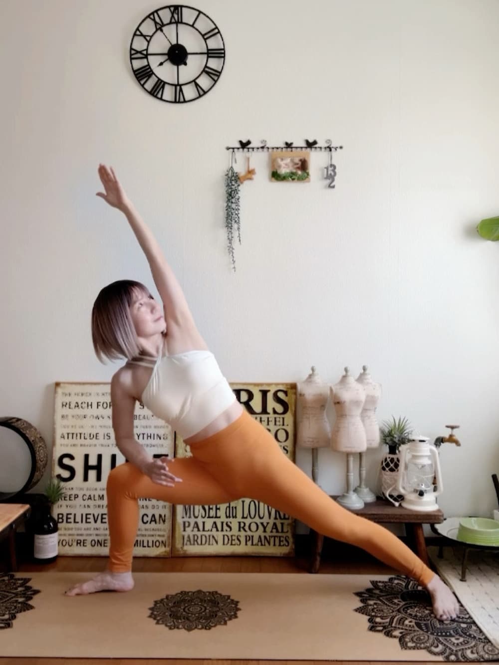 ホワイト系のキャミソール、オレンジ系のレギンス/スパッツ、ピンク系のウィッグを着用したレディースの秋コーディネートの2枚目の写真