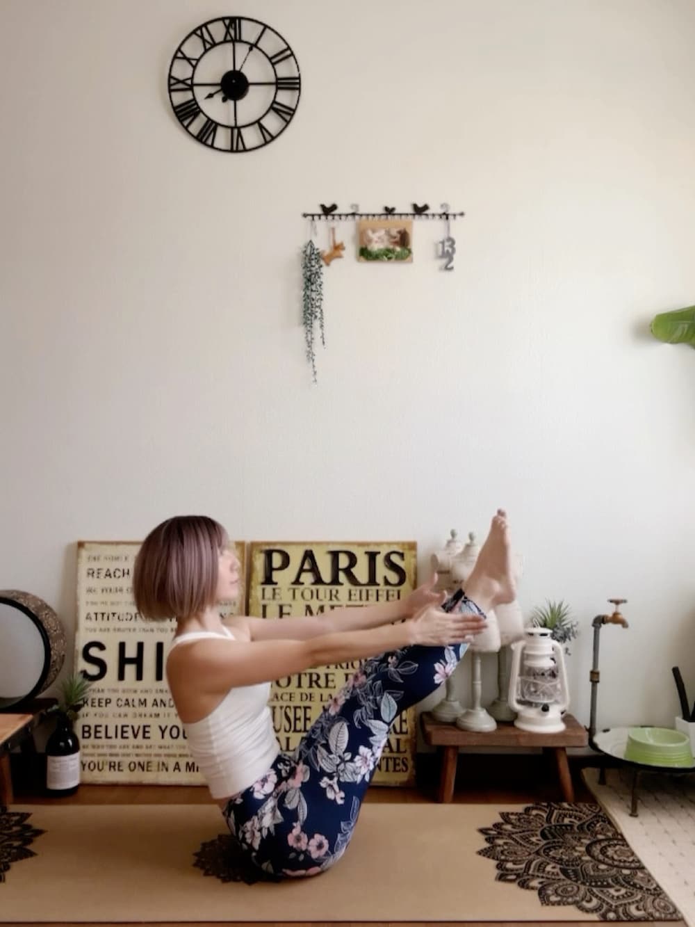 ホワイト系のキャミソール、ピンク系のウィッグ、ブルー系のレギンス/スパッツを着用したレディースの秋コーディネートの5枚目の写真