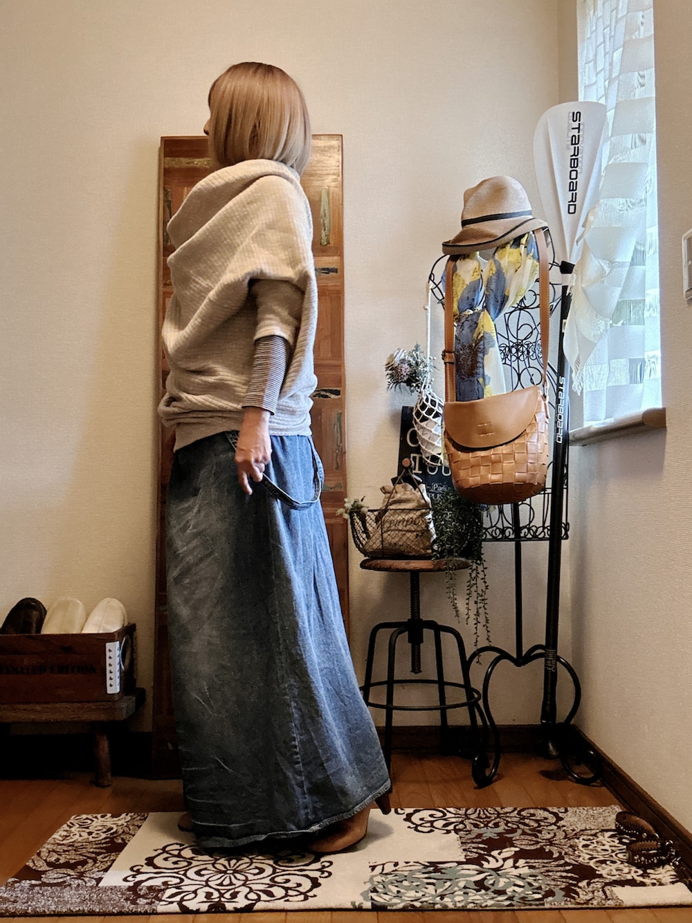 グレー系のTシャツ/カットソー、イエロー系のショルダーバッグ、ベージュ系のニット/セーターを着用したレディースの秋コーディネートの2枚目の写真