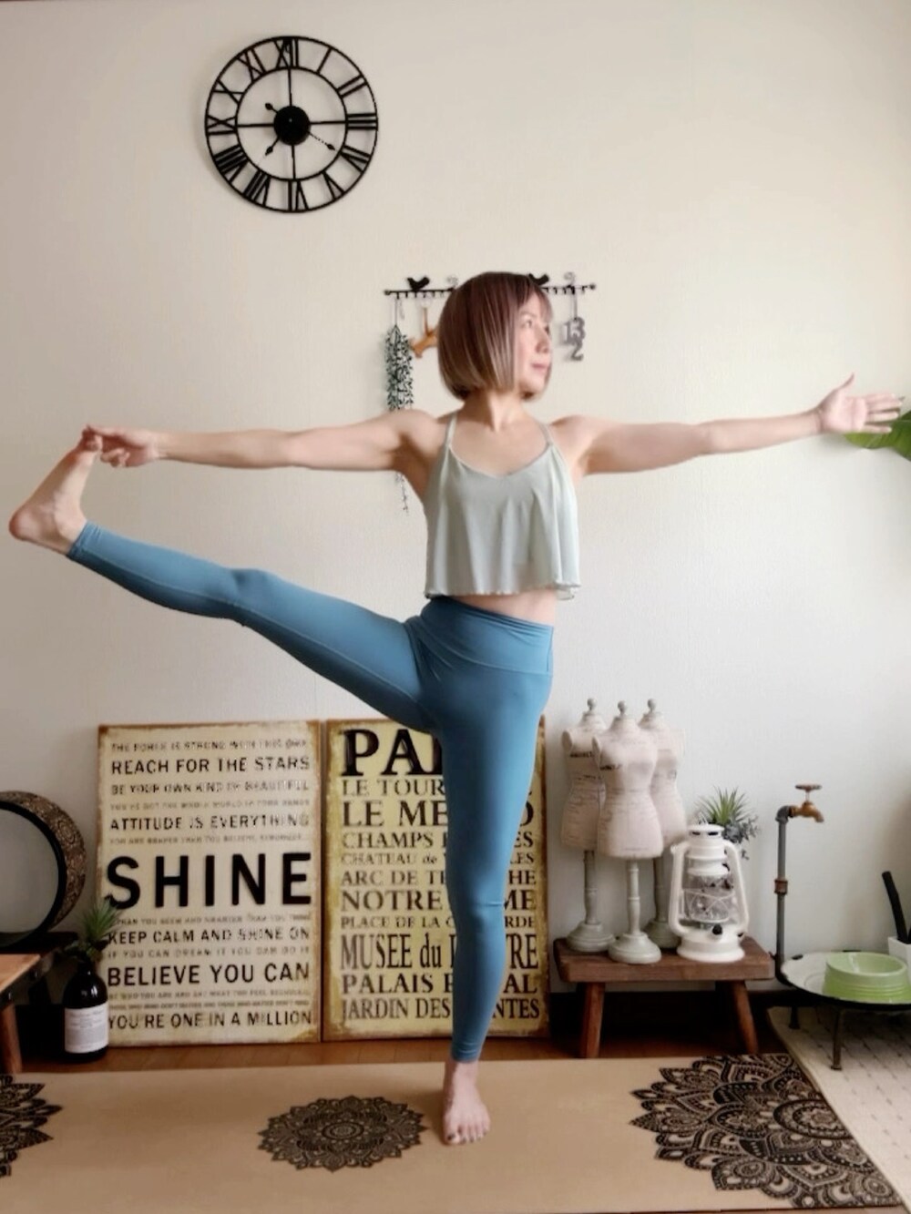 グリーン系のキャミソール、ブルー系のレギンス/スパッツ、ピンク系のウィッグを着用したレディースの秋コーディネートの2枚目の写真