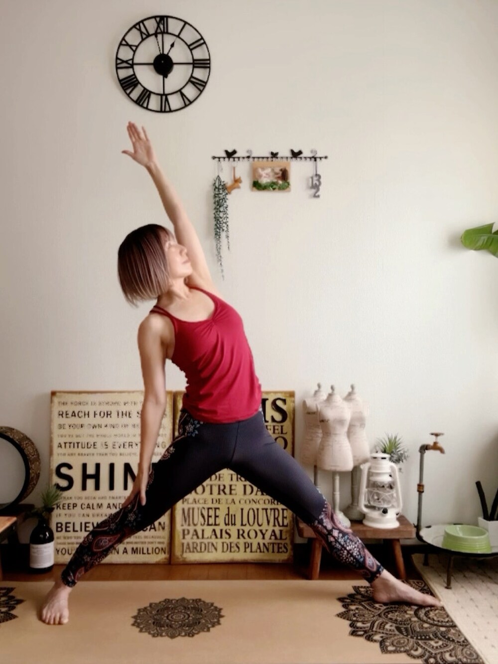 レッド系のキャミソール、ピンク系のウィッグ、ブラック系のレギンス/スパッツを着用したレディースの夏コーディネートの4枚目の写真