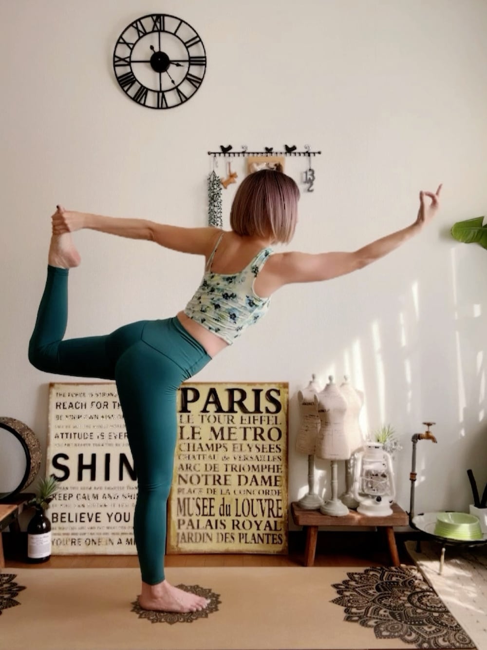 グリーン系のキャミソール、ピンク系のウィッグ、グリーン系のレギンス/スパッツを着用したレディースの秋コーディネートの4枚目の写真