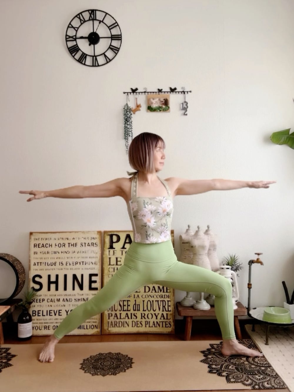 グリーン系のキャミソール、ピンク系のウィッグ、グリーン系のレギンス/スパッツを着用したレディースの秋コーディネートの3枚目の写真