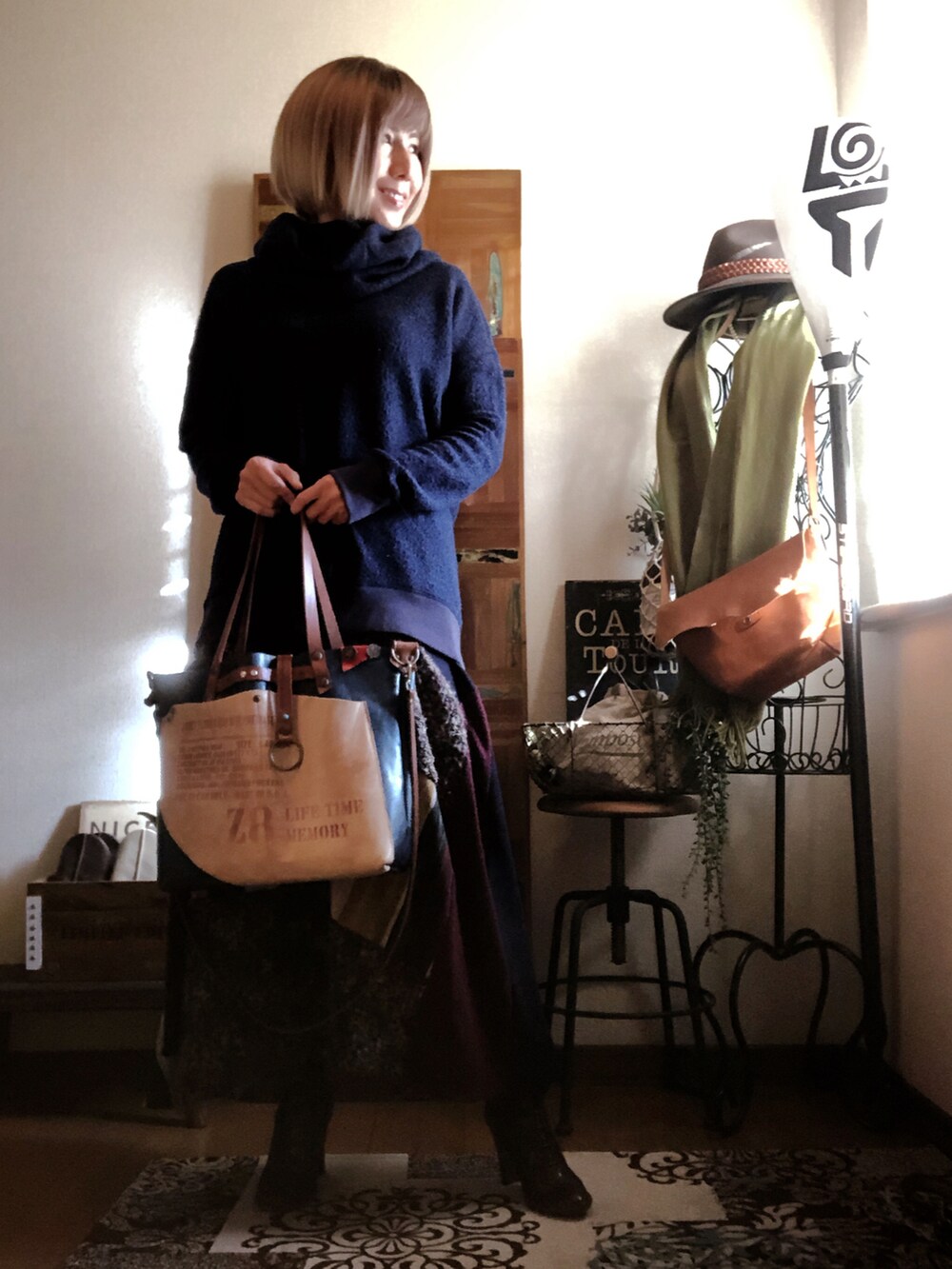 ブルー系のトップス、その他のスカート、ブルー系のトートバッグを着用したレディースの冬コーディネートの2枚目の写真