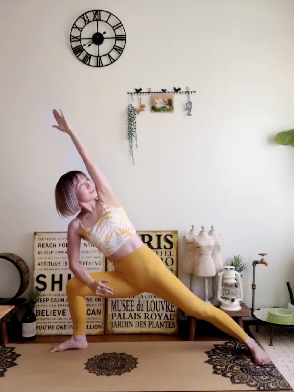 ピンク系のウィッグ、イエロー系のレギンス/スパッツを着用したレディースの秋コーディネートの2枚目の写真