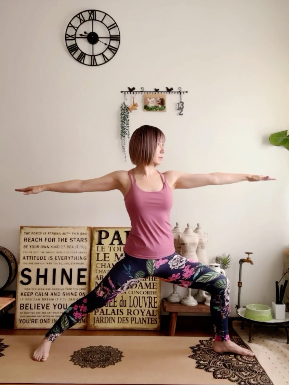 ピンク系のキャミソール、ブルー系のレギンス/スパッツ、ピンク系のウィッグを着用したレディースの夏コーディネートの3枚目の写真