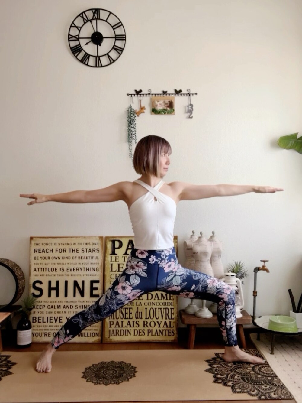 ホワイト系のキャミソール、ピンク系のウィッグ、ブルー系のレギンス/スパッツを着用したレディースの秋コーディネートの3枚目の写真