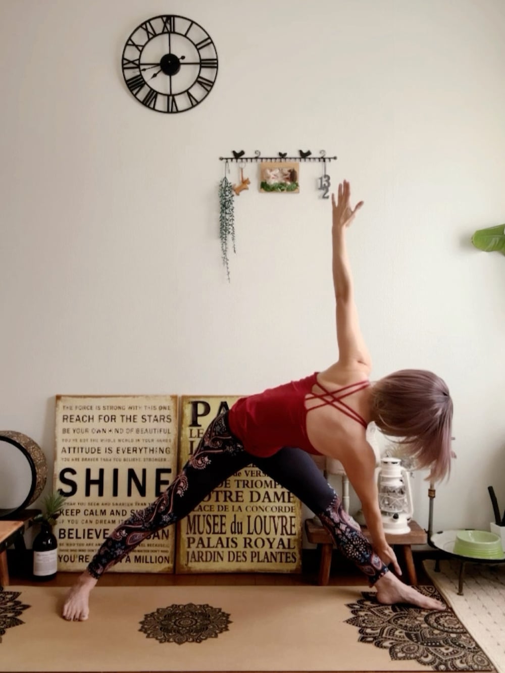 レッド系のキャミソール、ブラック系のレギンス/スパッツ、ピンク系のウィッグを着用したレディースの秋コーディネートの4枚目の写真