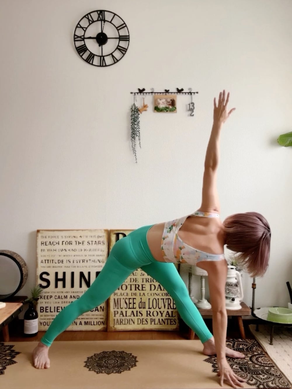 「YOGA、yoga wear、ヨガウェア、ヨガ、ヨガレギンス、ZOMIGEN」｜「ZOMIGENのZOMIGEN｜カラフル花柄ヨガタンク 夏ヨガブラ　S（キャミソール、ブルー系）」を使った、𝓮𝓽𝓼𝓾*さん（レディース・157cm）の夏コーディネートの2枚目の写真