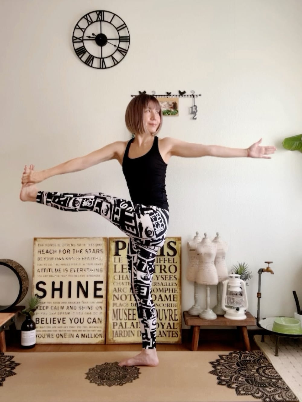 ブラック系のタンクトップ、ホワイト系のレギンス/スパッツ、ピンク系のウィッグを着用したレディースの夏コーディネートの3枚目の写真