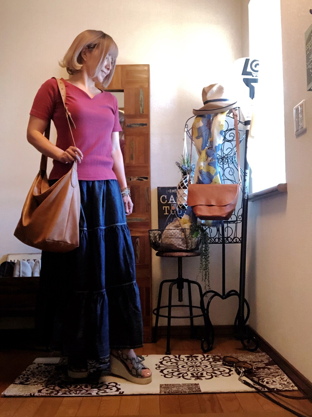 ピンク系のTシャツ/カットソー、イエロー系のショルダーバッグ、ブルー系のデニムスカートを着用したレディースの夏コーディネートの2枚目の写真