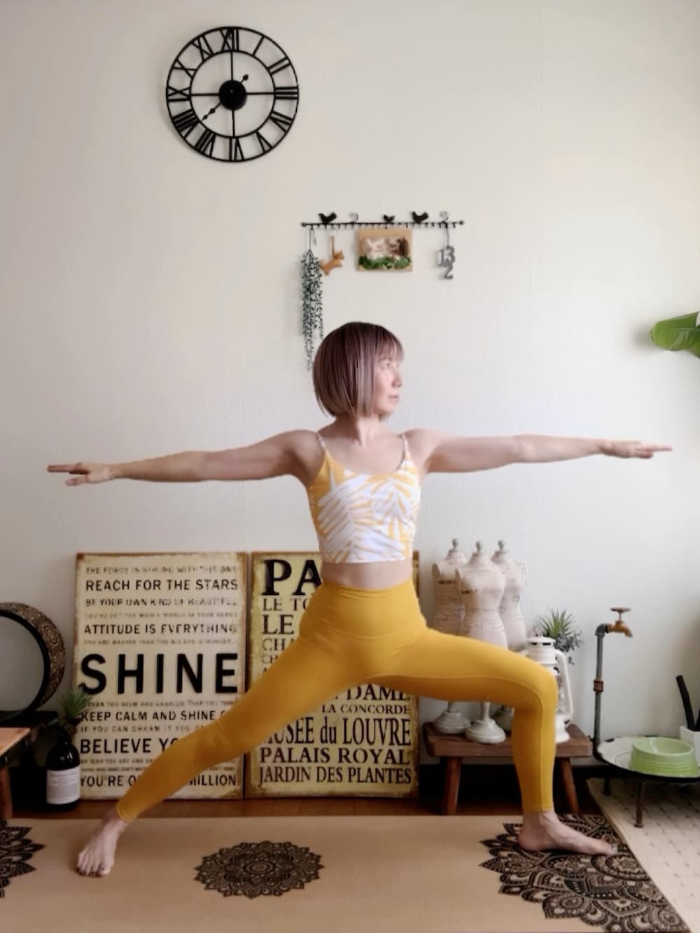 ピンク系のウィッグ、イエロー系のレギンス/スパッツを着用したレディースの秋コーディネートの5枚目の写真