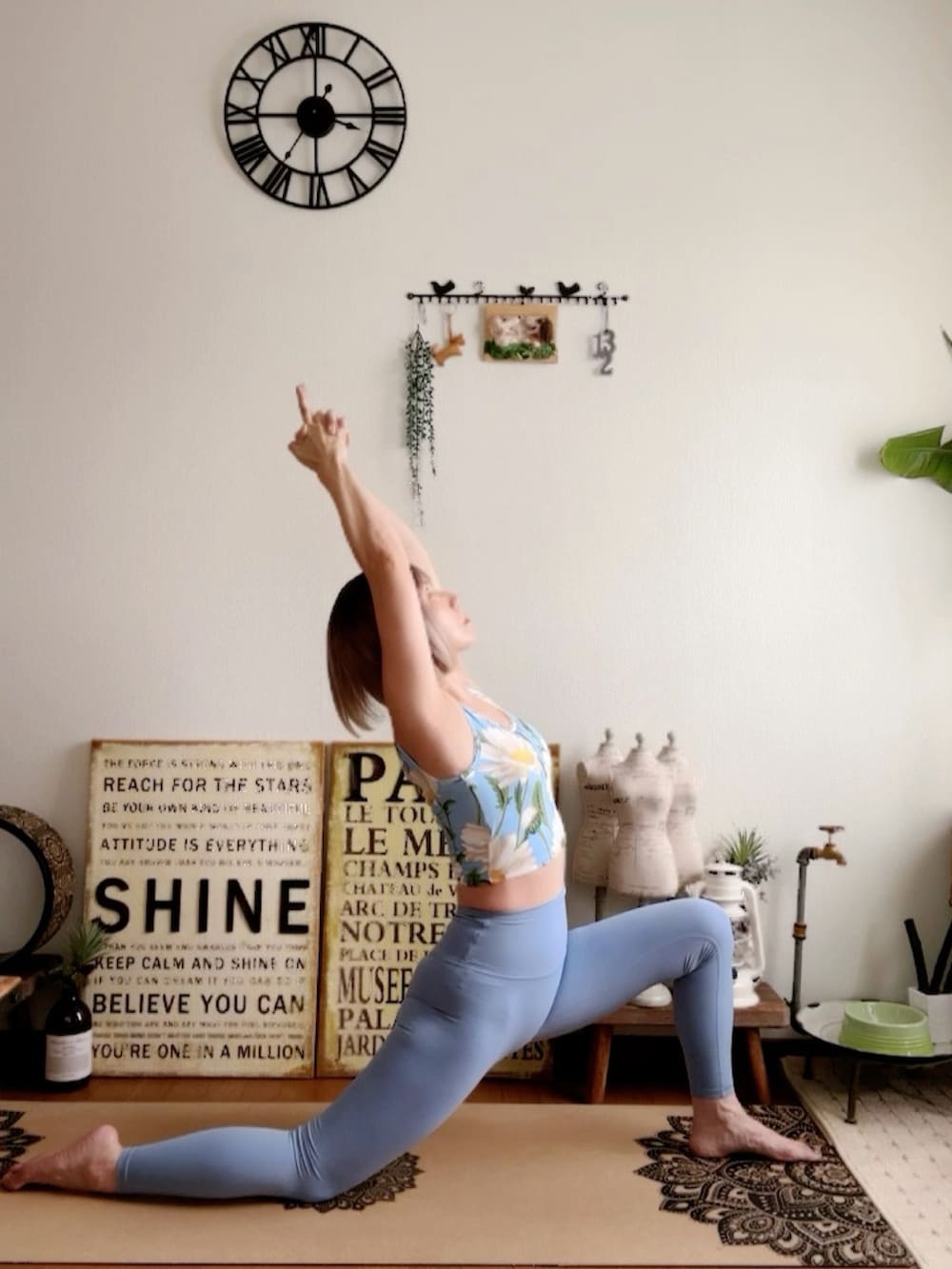 ブルー系のキャミソール、ブルー系のレギンス/スパッツ、ピンク系のウィッグを着用したレディースの秋コーディネートの4枚目の写真