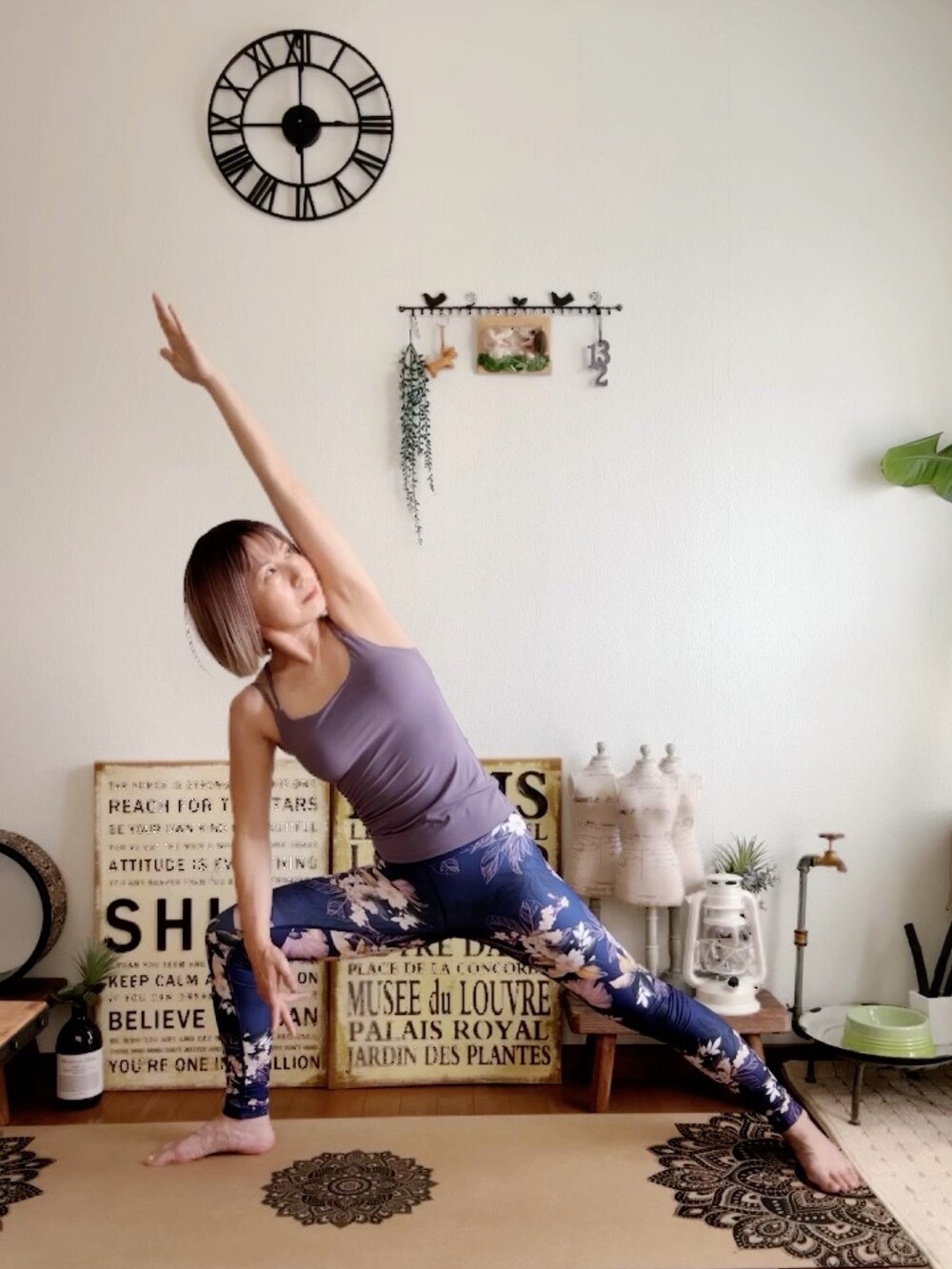 パープル系のキャミソール、ピンク系のウィッグ、パープル系のレギンス/スパッツを着用したレディースの夏コーディネートの3枚目の写真