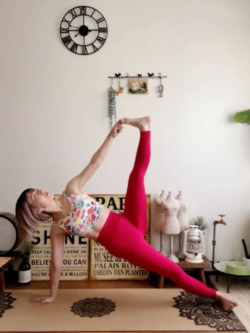 その他のキャミソール、レッド系のレギンス/スパッツ、ピンク系のウィッグを着用したレディースの夏コーディネートの2枚目の写真