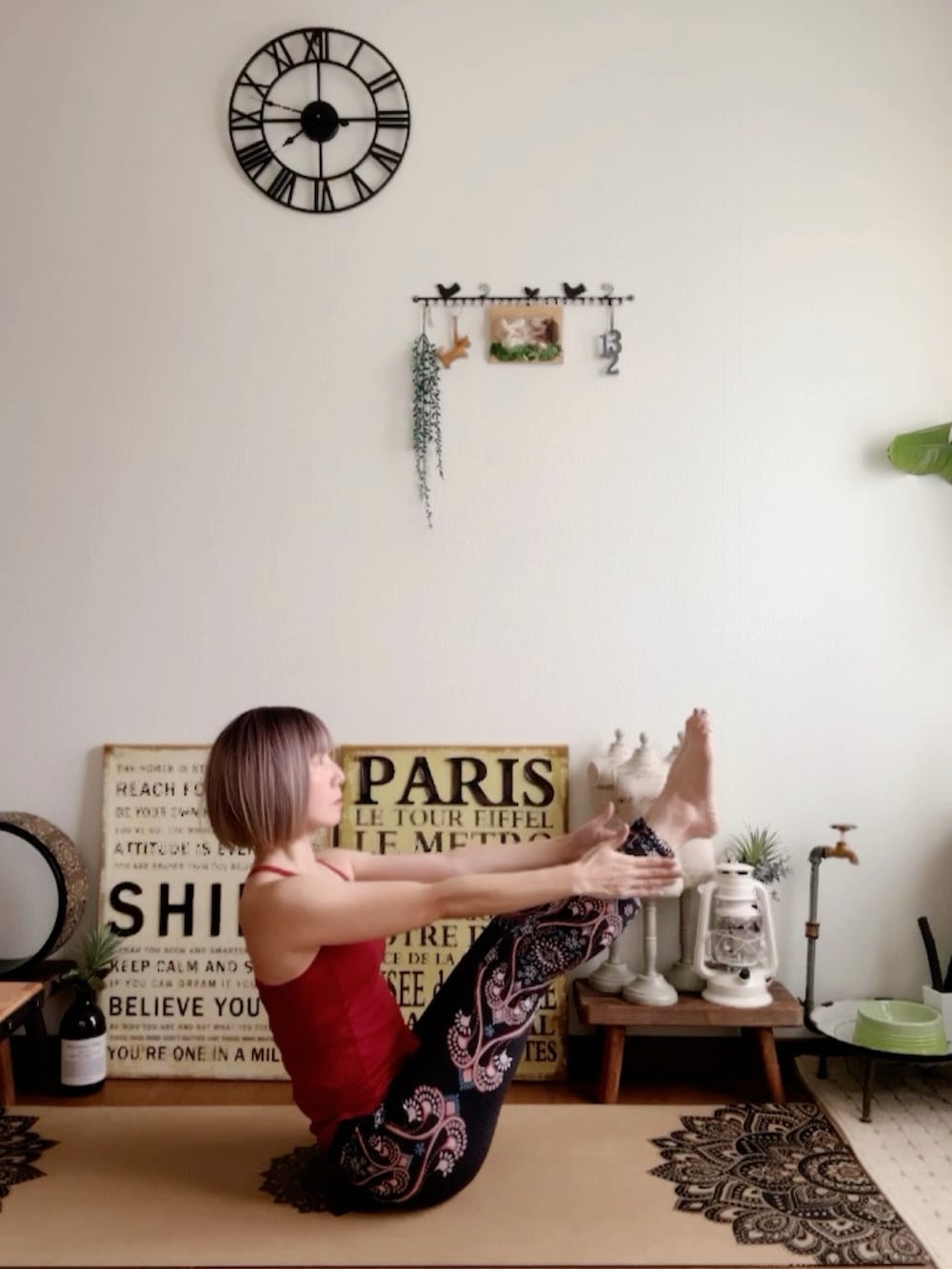 レッド系のキャミソール、ブラック系のレギンス/スパッツ、ピンク系のウィッグを着用したレディースの秋コーディネートの5枚目の写真