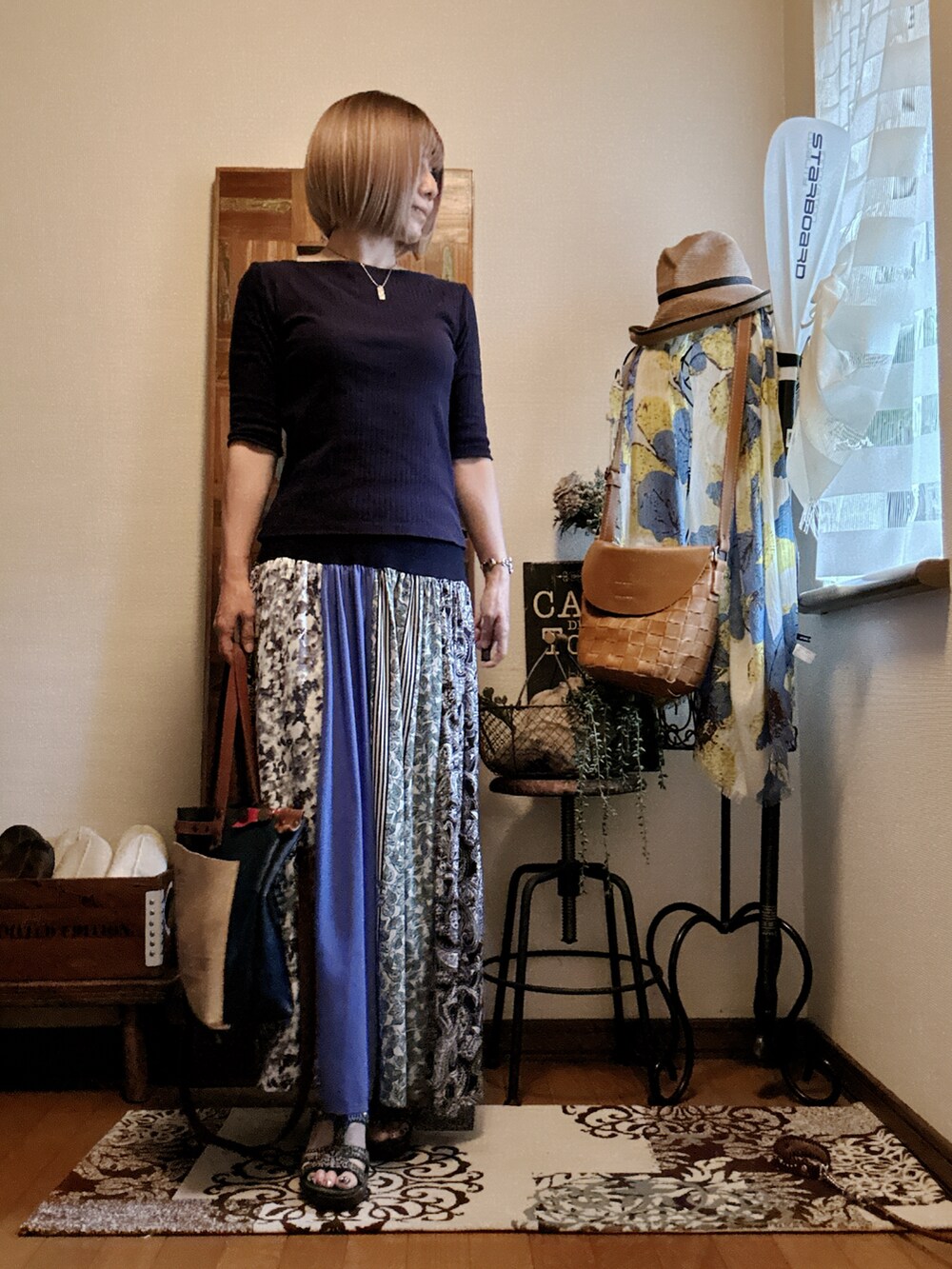 ブルー系のTシャツ/カットソー、ブルー系のスカート、ブルー系のトートバッグを着用したレディースの夏コーディネートの2枚目の写真