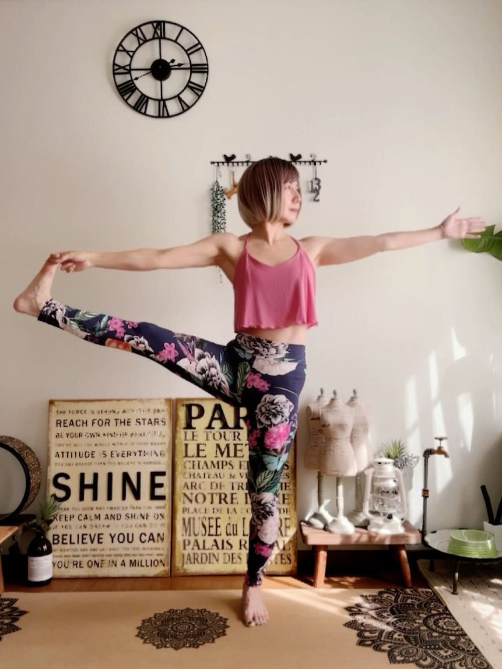 ピンク系のキャミソール、ブルー系のレギンス/スパッツ、ピンク系のウィッグを着用したレディースの秋コーディネートの2枚目の写真