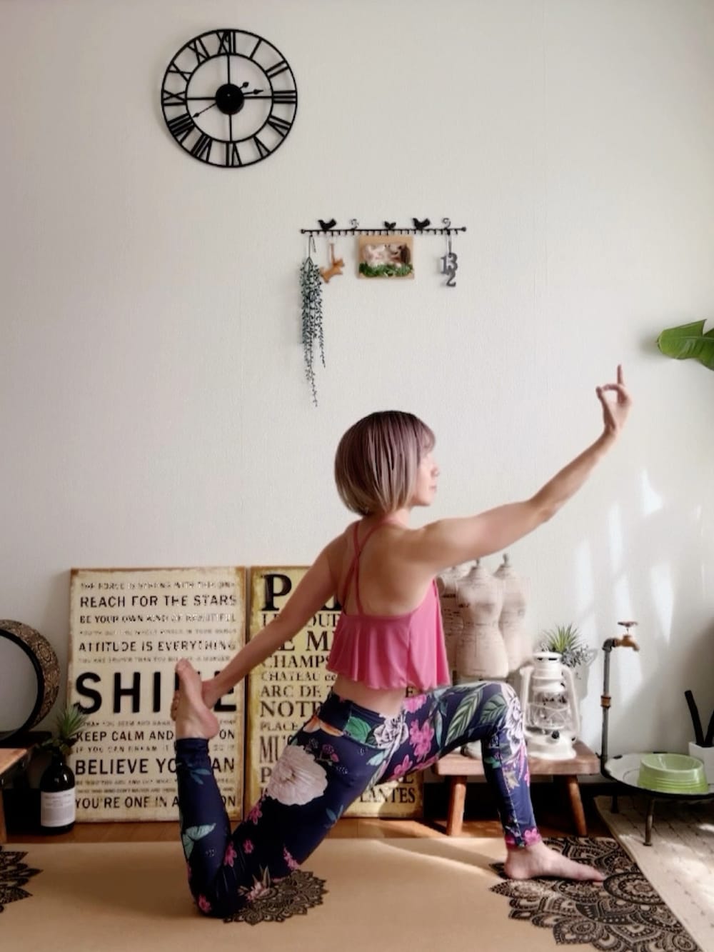 ピンク系のキャミソール、ブルー系のレギンス/スパッツ、ピンク系のウィッグを着用したレディースの秋コーディネートの3枚目の写真