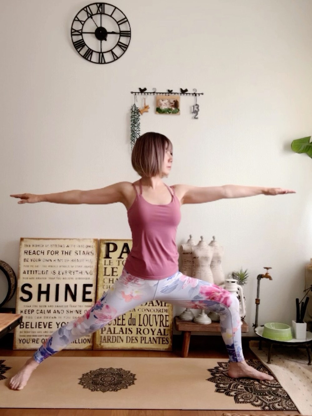 ピンク系のキャミソール、ピンク系のウィッグ、ブルー系のレギンス/スパッツを着用したレディースの夏コーディネートの3枚目の写真