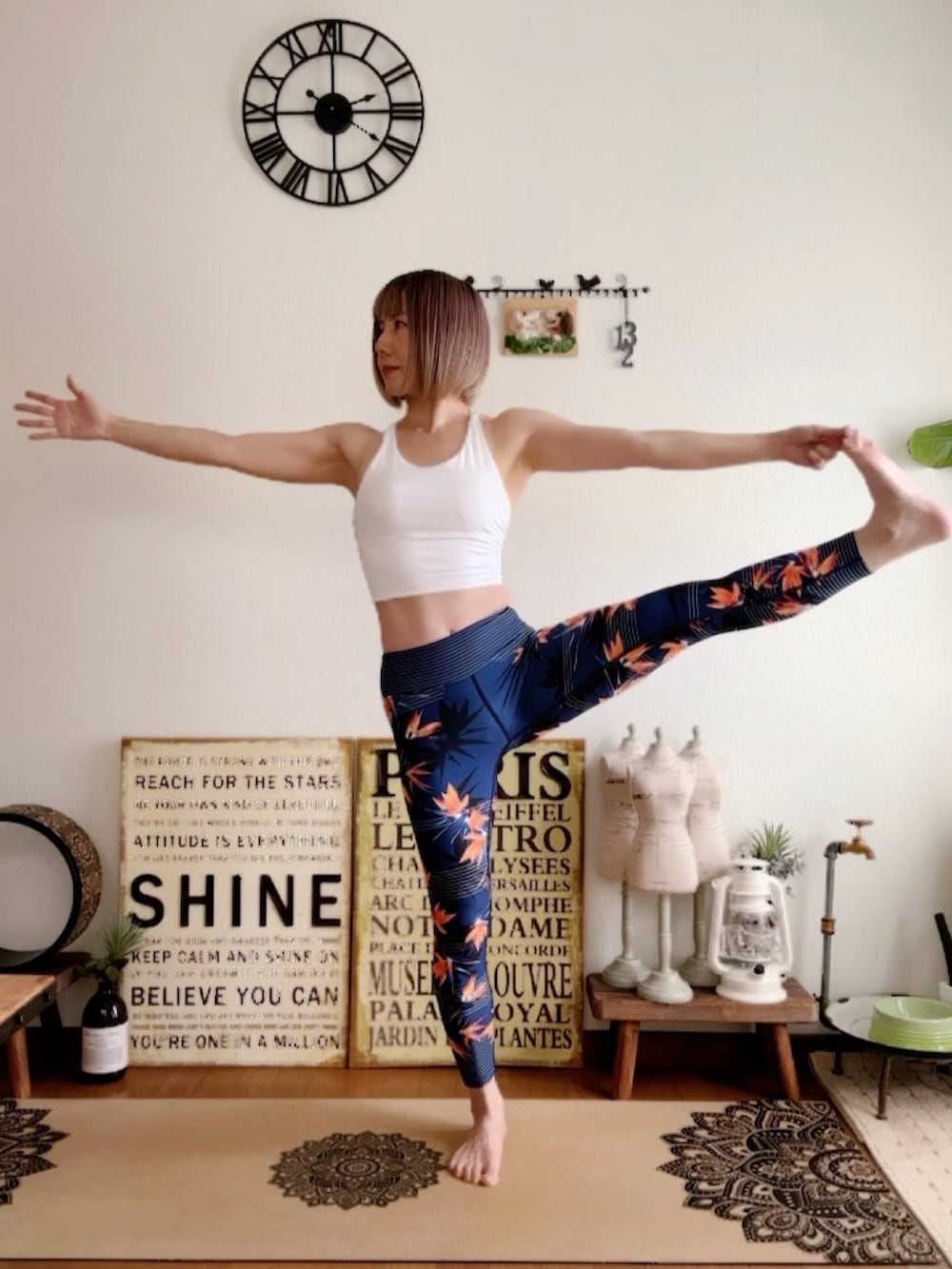 ホワイト系のキャミソール、ピンク系のウィッグ、ブルー系のレギンス/スパッツを着用したレディースの夏コーディネートの3枚目の写真