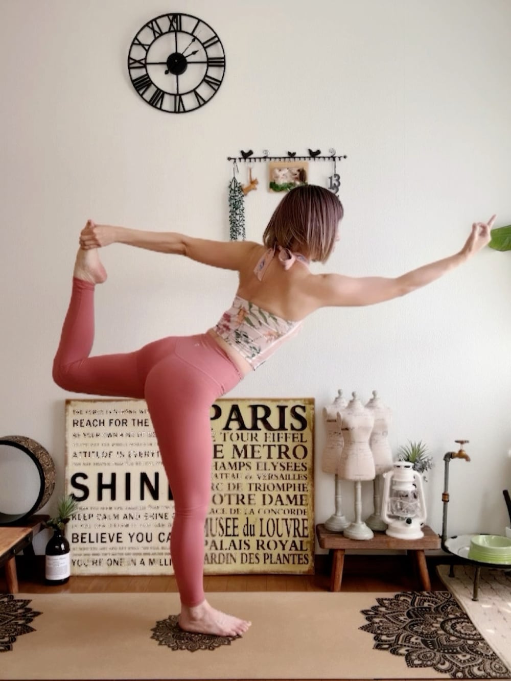 ピンク系のキャミソール、ピンク系のレギンス/スパッツ、ピンク系のウィッグを着用したレディースの夏コーディネートの5枚目の写真