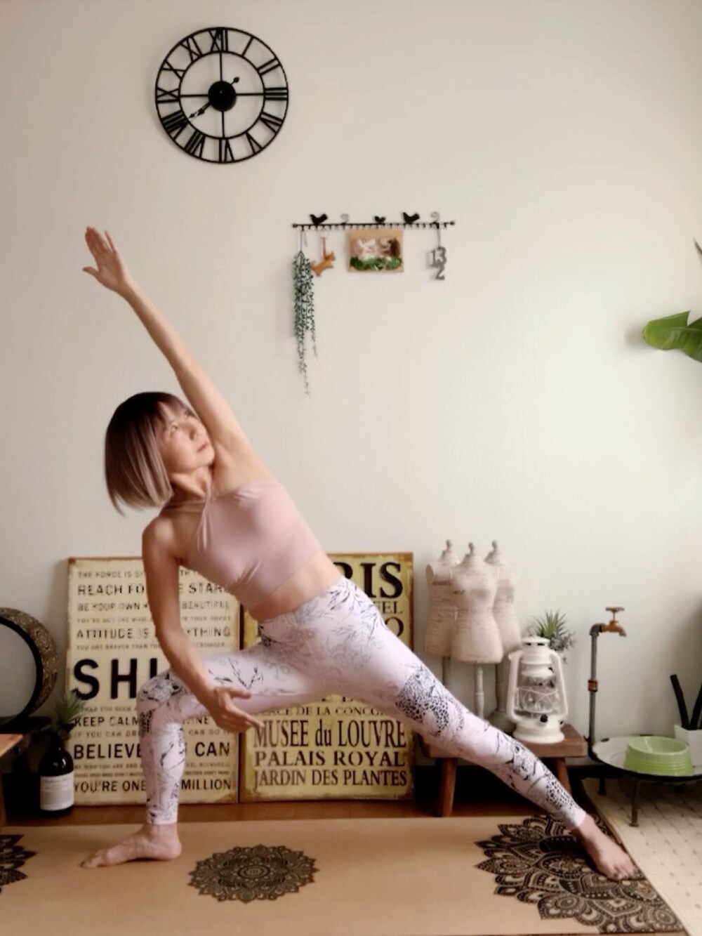 ピンク系のキャミソール、ピンク系のウィッグ、ピンク系のレギンス/スパッツを着用したレディースの秋コーディネートの4枚目の写真