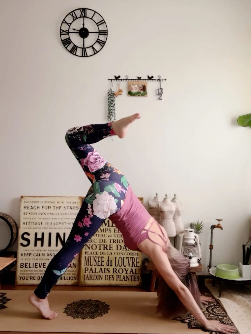 ピンク系のキャミソール、ブルー系のレギンス/スパッツ、ピンク系のウィッグを着用したレディースの夏コーディネートの4枚目の写真