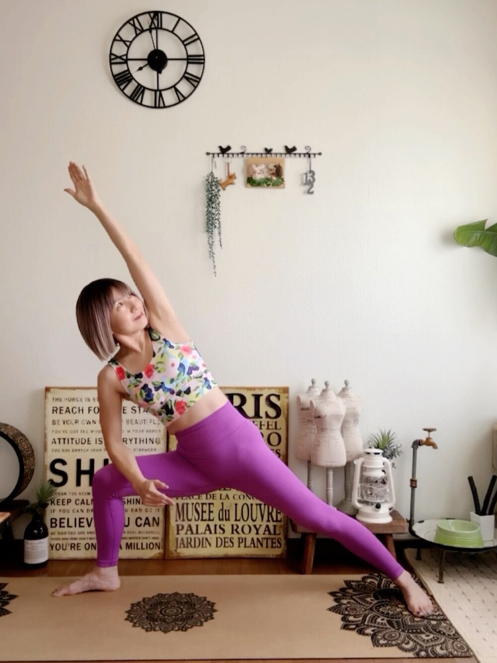 ピンク系のキャミソール、ピンク系のウィッグ、パープル系のレギンス/スパッツを着用したレディースの夏コーディネートの3枚目の写真