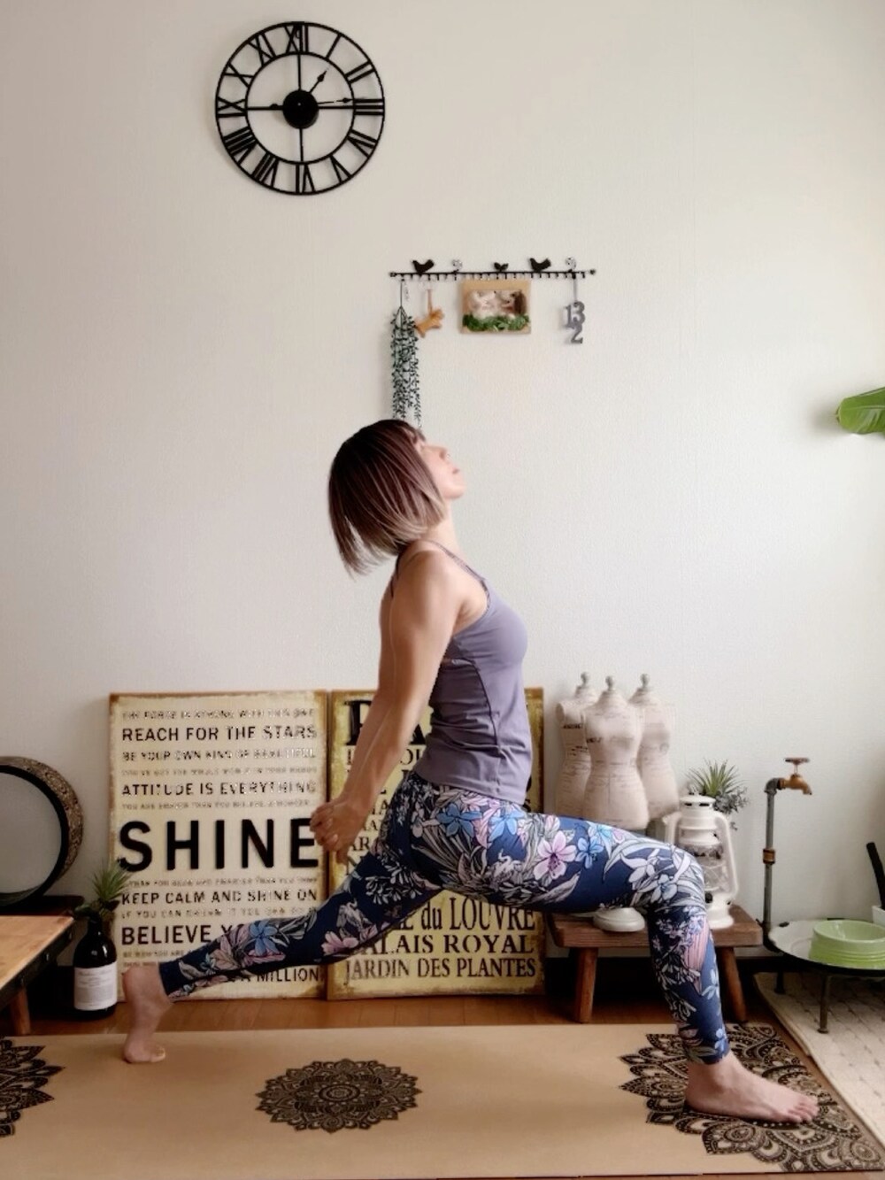 パープル系のキャミソール、ピンク系のウィッグ、ブルー系のレギンス/スパッツを着用したレディースの夏コーディネートの3枚目の写真