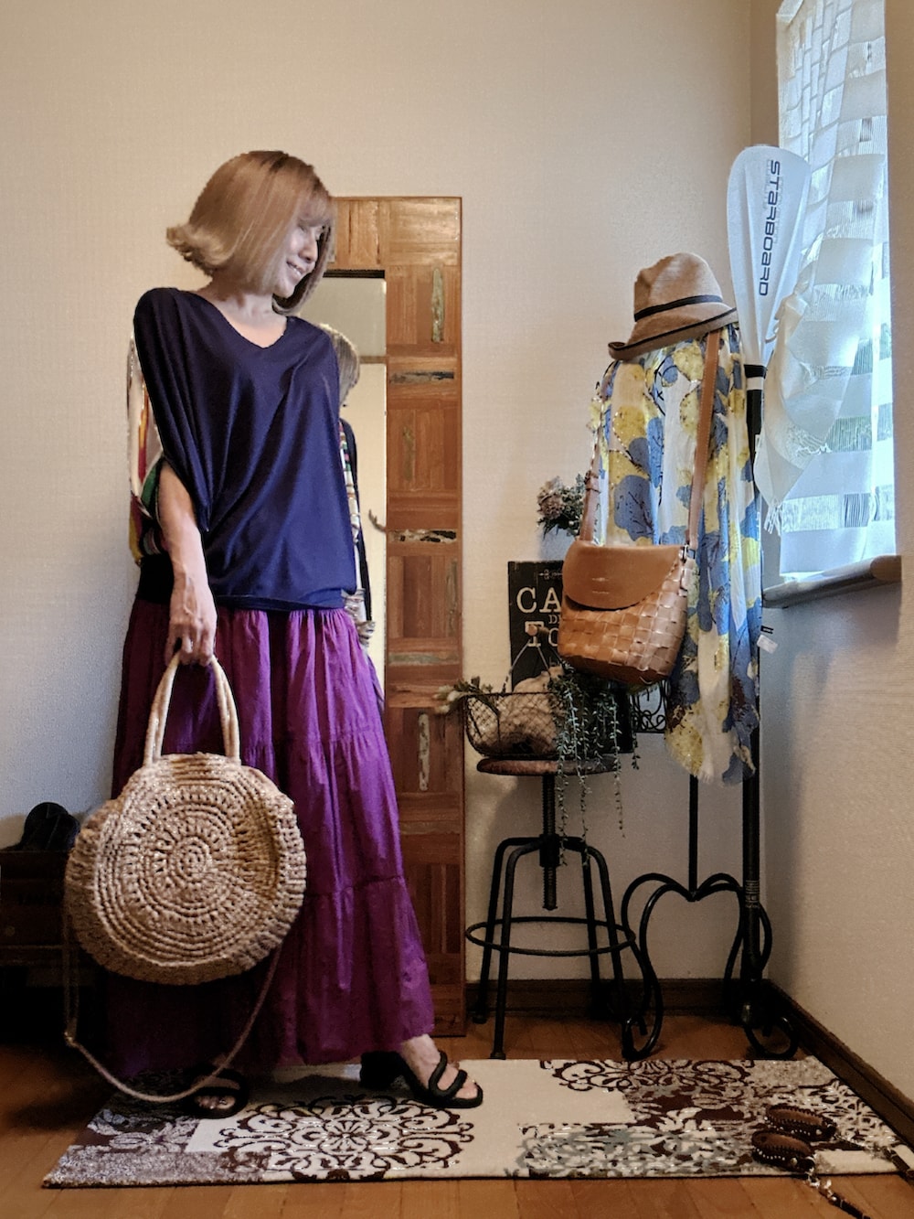 ブルー系のTシャツ/カットソー、ピンク系のスカート、ベージュ系のかごバッグを着用したレディースの夏コーディネートの2枚目の写真