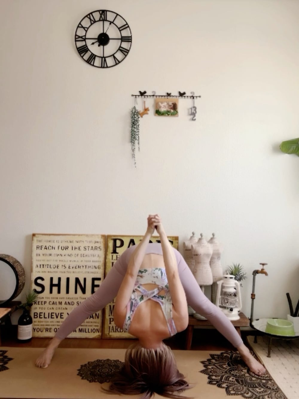 パープル系のキャミソール、パープル系のレギンス/スパッツ、ピンク系のウィッグを着用したレディースの夏コーディネートの5枚目の写真