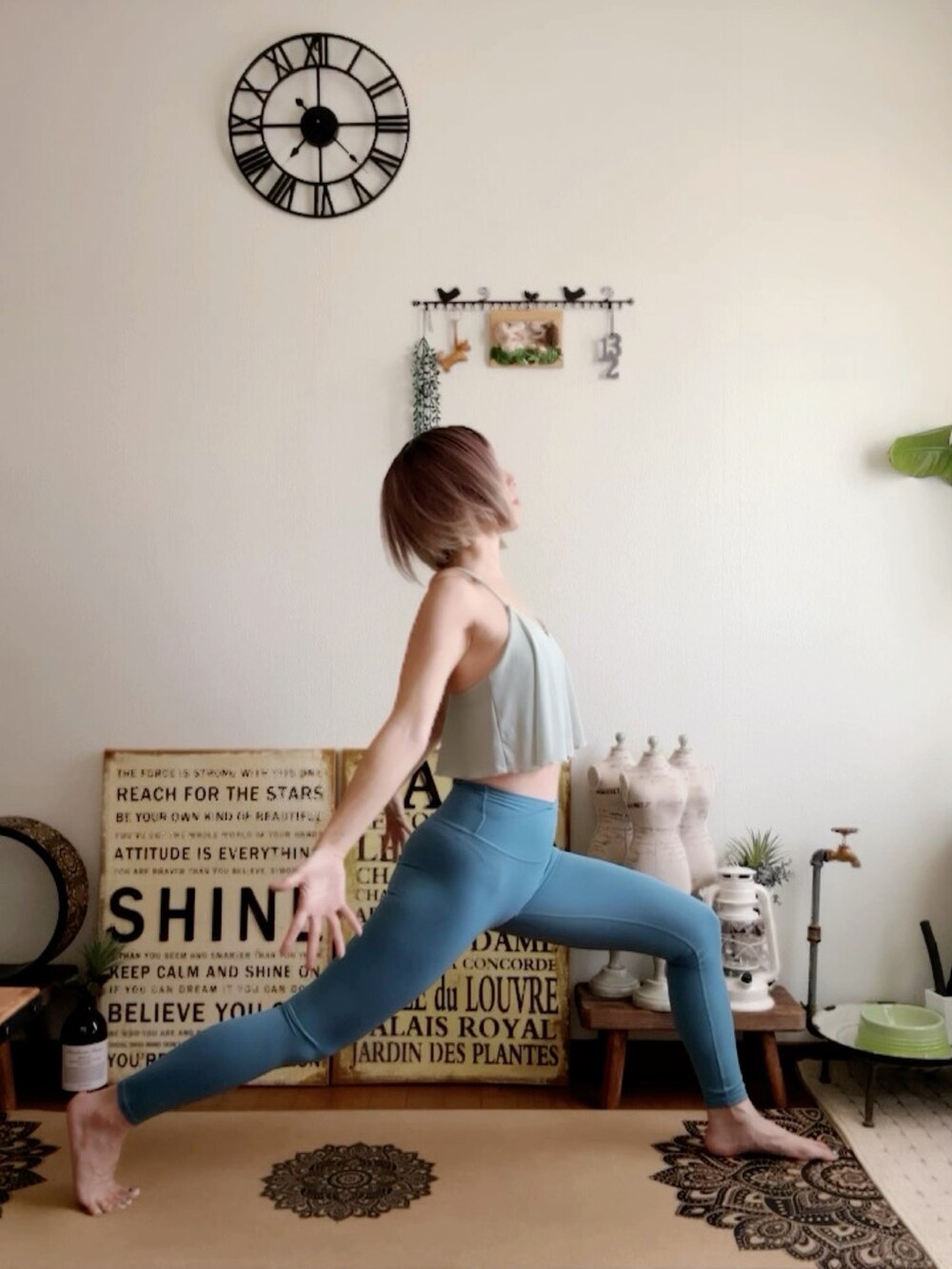 グリーン系のキャミソール、ブルー系のレギンス/スパッツ、ピンク系のウィッグを着用したレディースの秋コーディネートの5枚目の写真