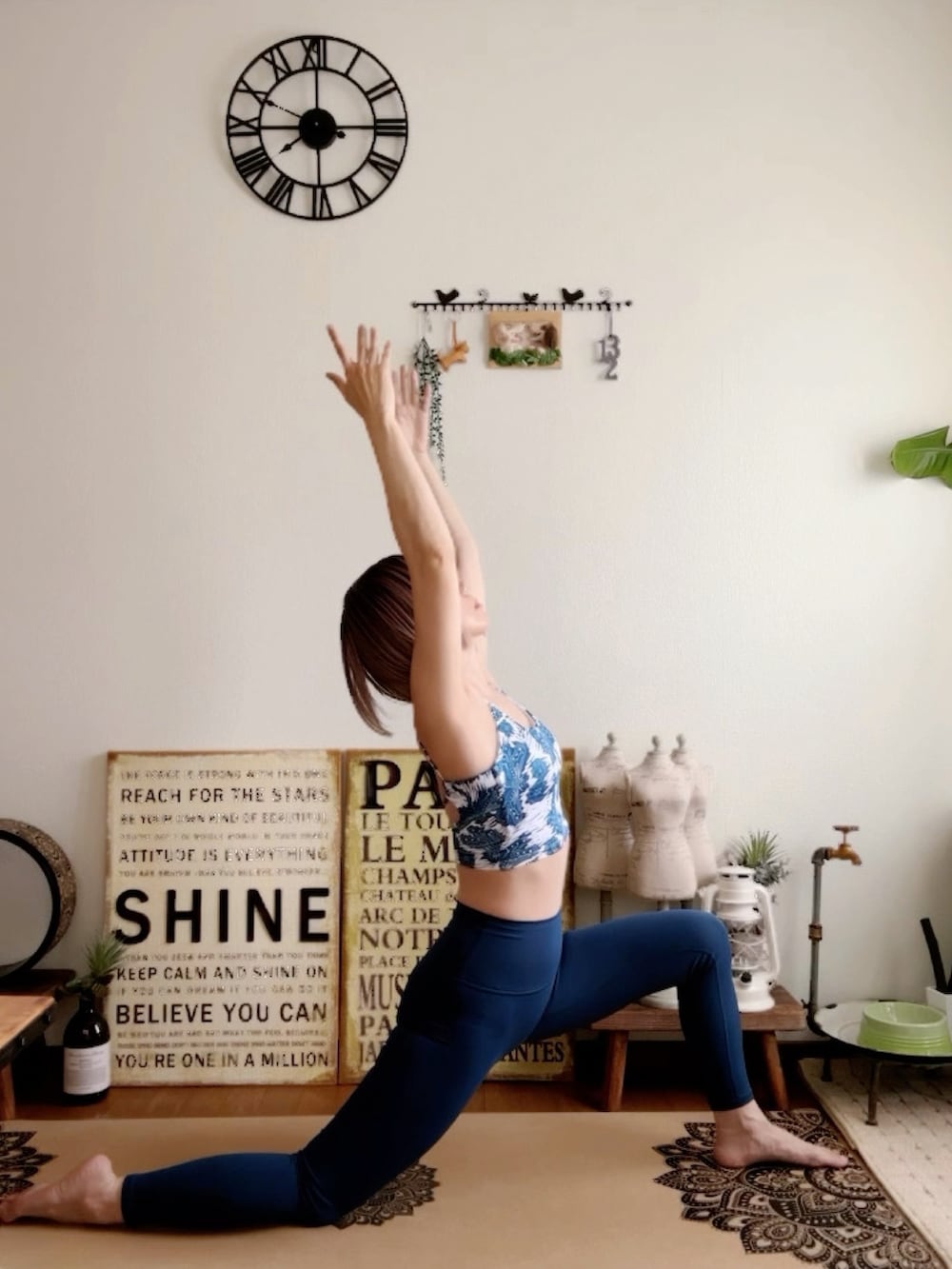 ピンク系のウィッグ、ブルー系のレギンス/スパッツを着用したレディースの夏コーディネートの5枚目の写真