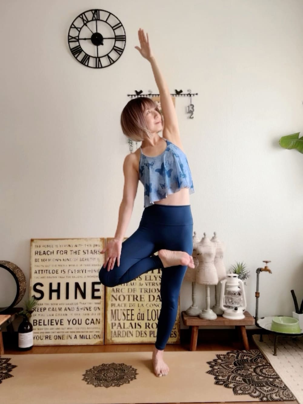 ブルー系のキャミソール、ブルー系のレギンス/スパッツ、ピンク系のウィッグを着用したレディースの秋コーディネートの4枚目の写真