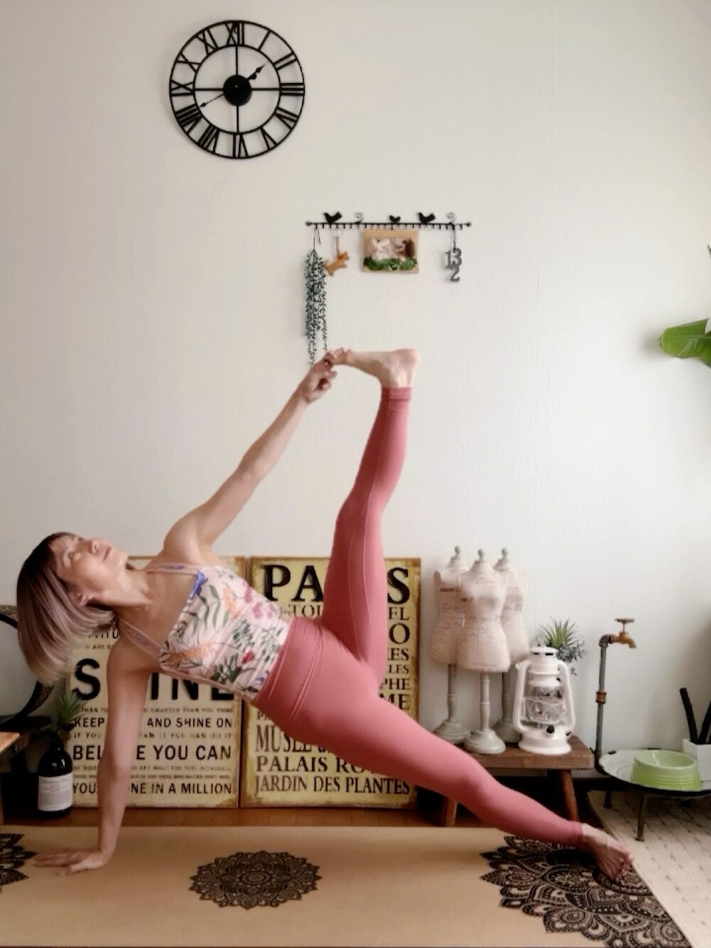 ピンク系のキャミソール、ピンク系のウィッグ、ピンク系のレギンス/スパッツを着用したレディースの秋コーディネートの3枚目の写真