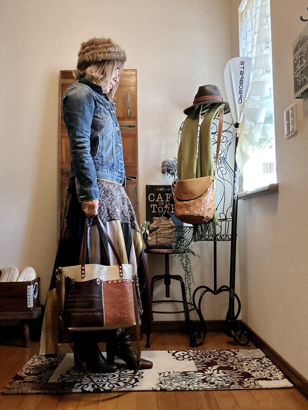 ブルー系のデニムジャケット、イエロー系のニット/セーター、その他のスカートを着用したレディースの秋コーディネートの2枚目の写真