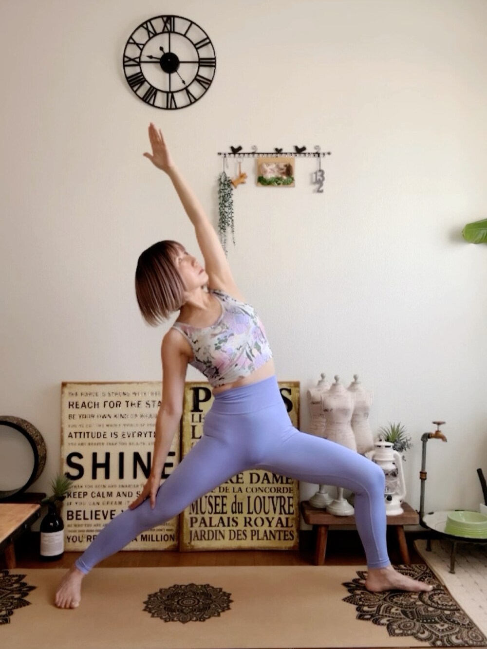 パープル系のキャミソール、パープル系のレギンス/スパッツ、ピンク系のウィッグを着用したレディースの夏コーディネートの3枚目の写真